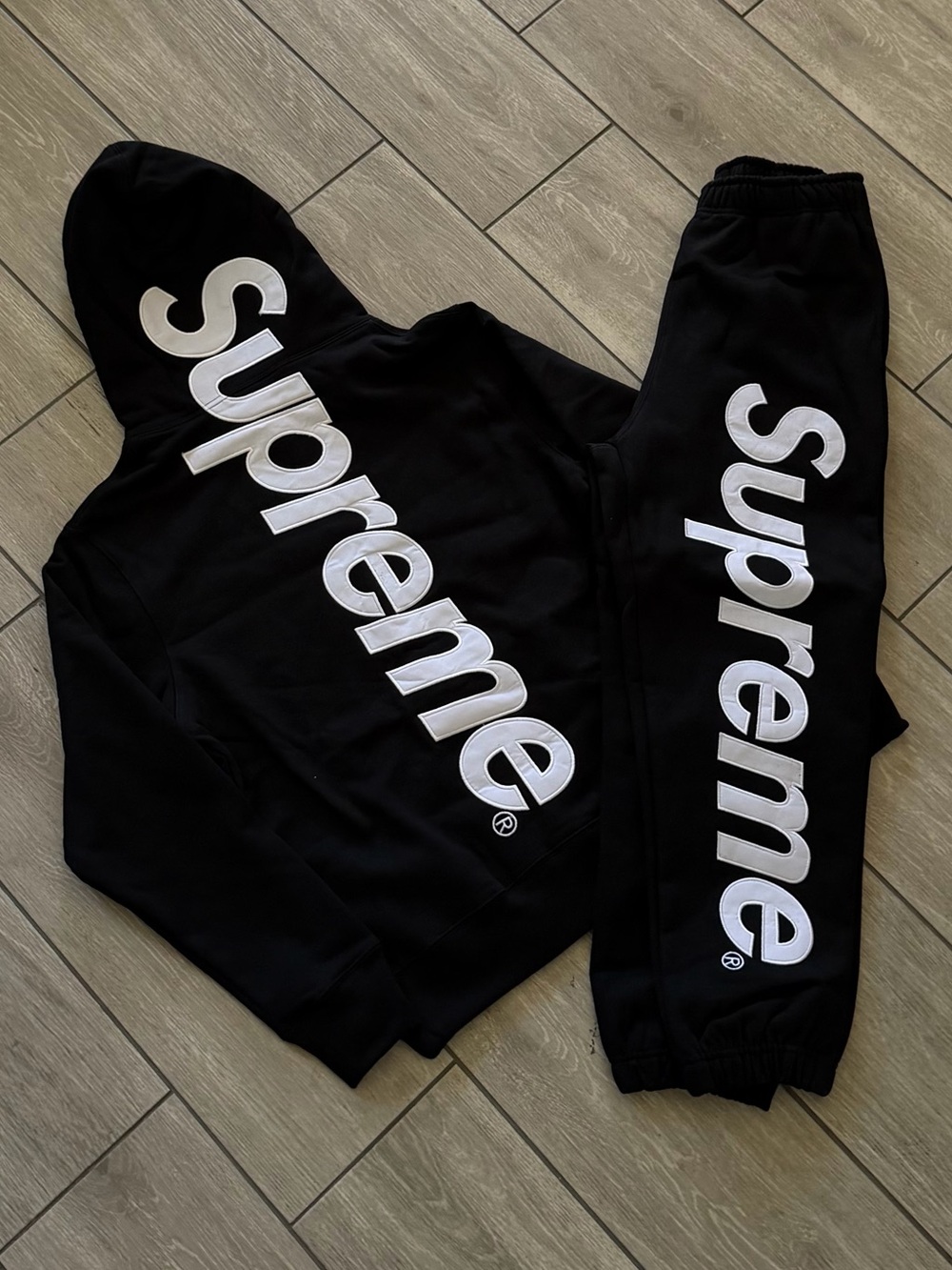 Appliqué Supreme Set Black
Colorway